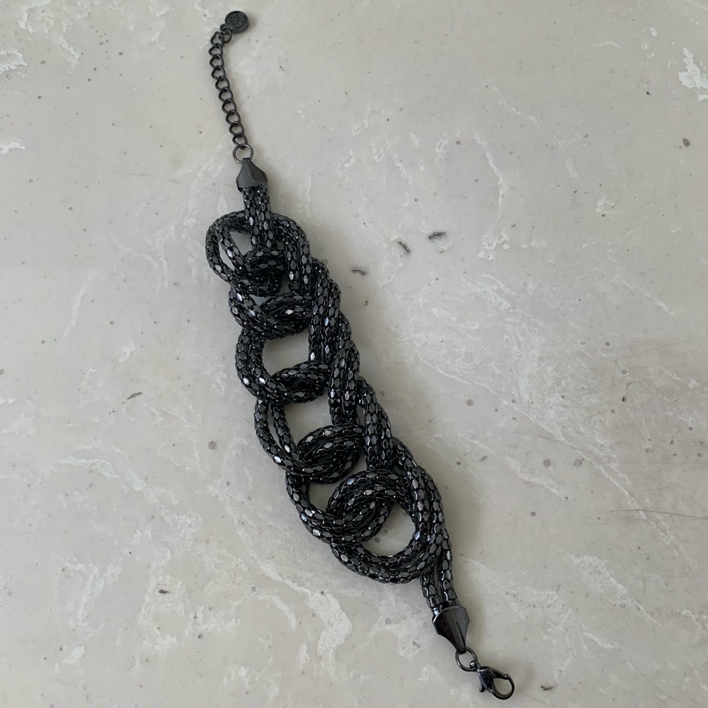 Blackish gray metallic chain bracelet with claw closure